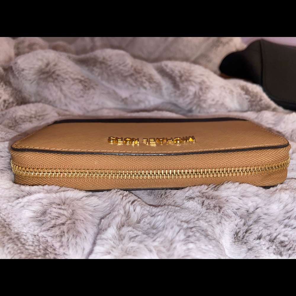 • Michael Kors 2 Toned Wallet • - Picture 7 of 8